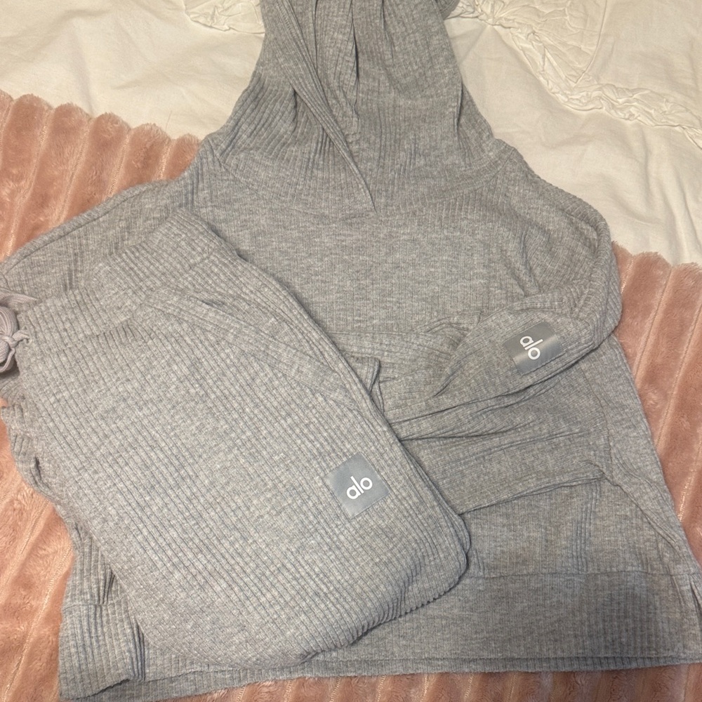 ALO Yoga Men's Light Gray Turtleneck Sweater